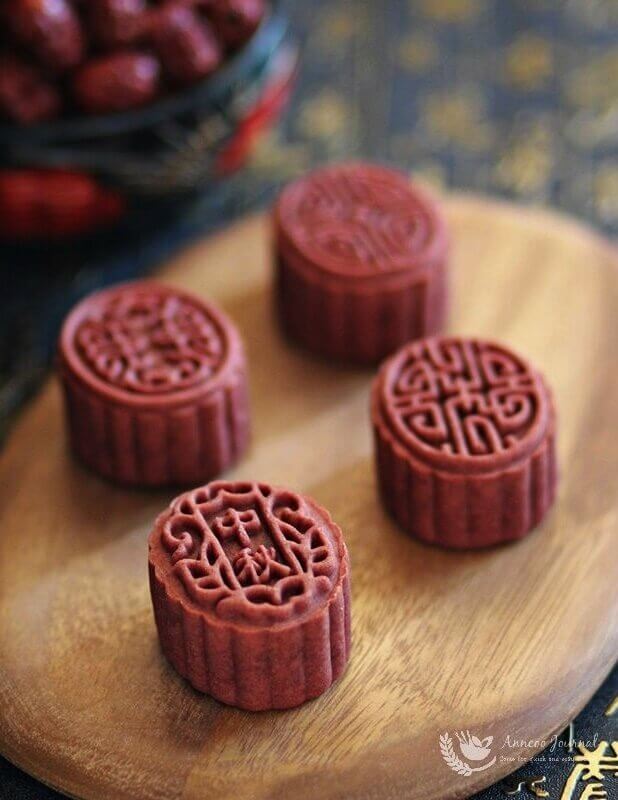 baked red yeast mooncakes