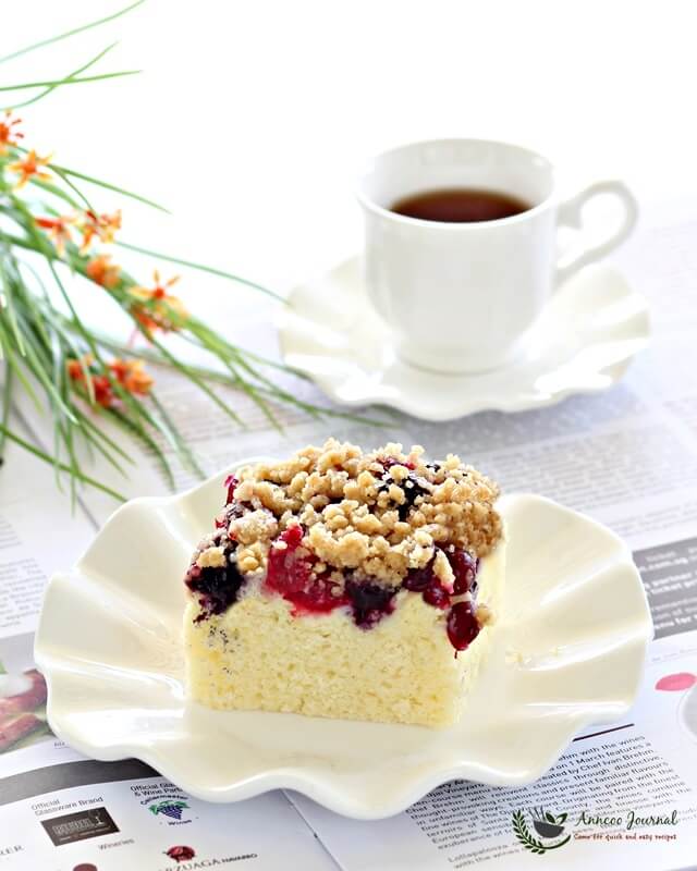 berries streusel cake