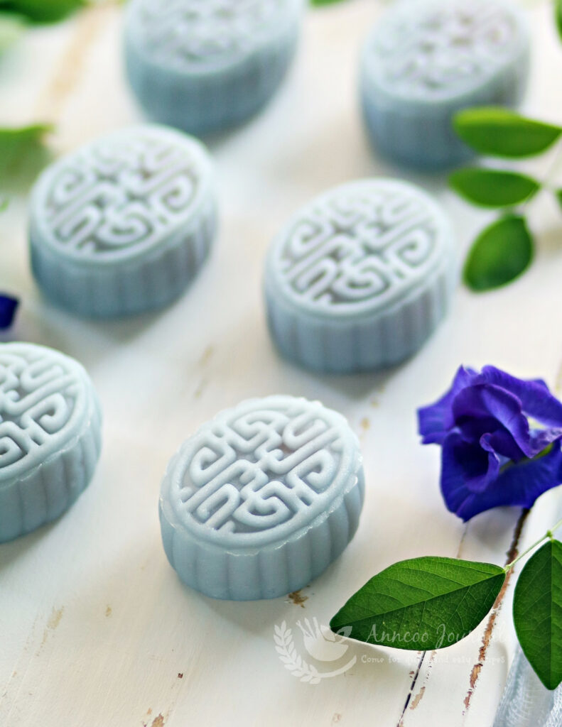 Mooncakes Blue Raspberry Blue Pea Flower Snowskin Mooncakes 蝶豆花冰皮月饼 - Anncoo Journal